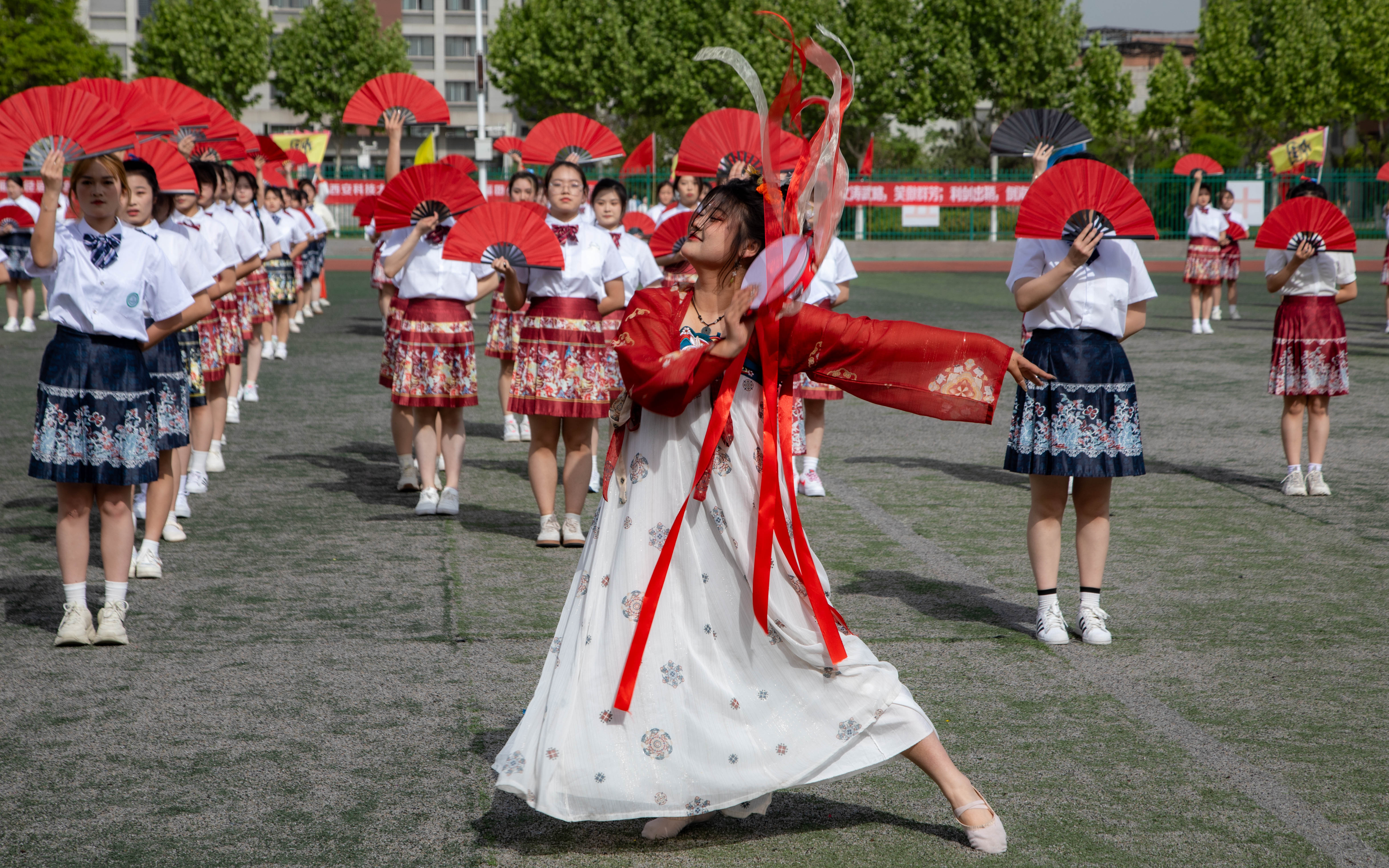 【新浪微博】女生運動(dòng)會(huì )扮貴妃跳舞引歡呼