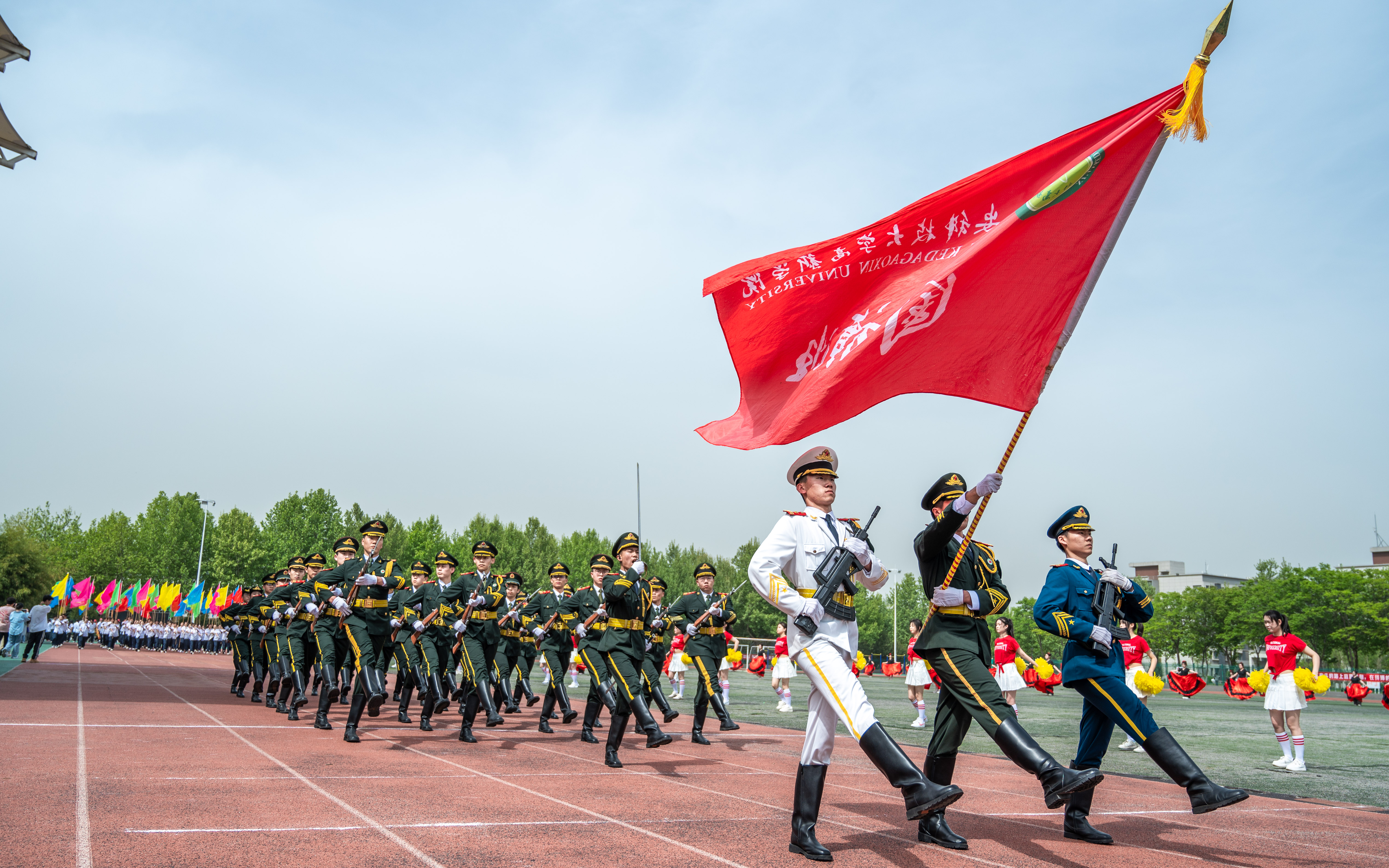 【中國教育在線(xiàn)】激昂賽事，火力全開(kāi) | 西安科技大學(xué)高新學(xué)院第十三屆田徑運動(dòng)會(huì )澎湃開(kāi)幕